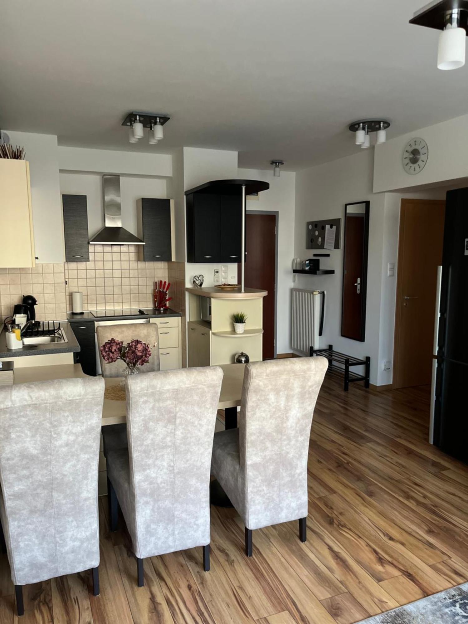 Danube Terrace With 2 Bedroom With Free Air Conditioner And Private Parking *