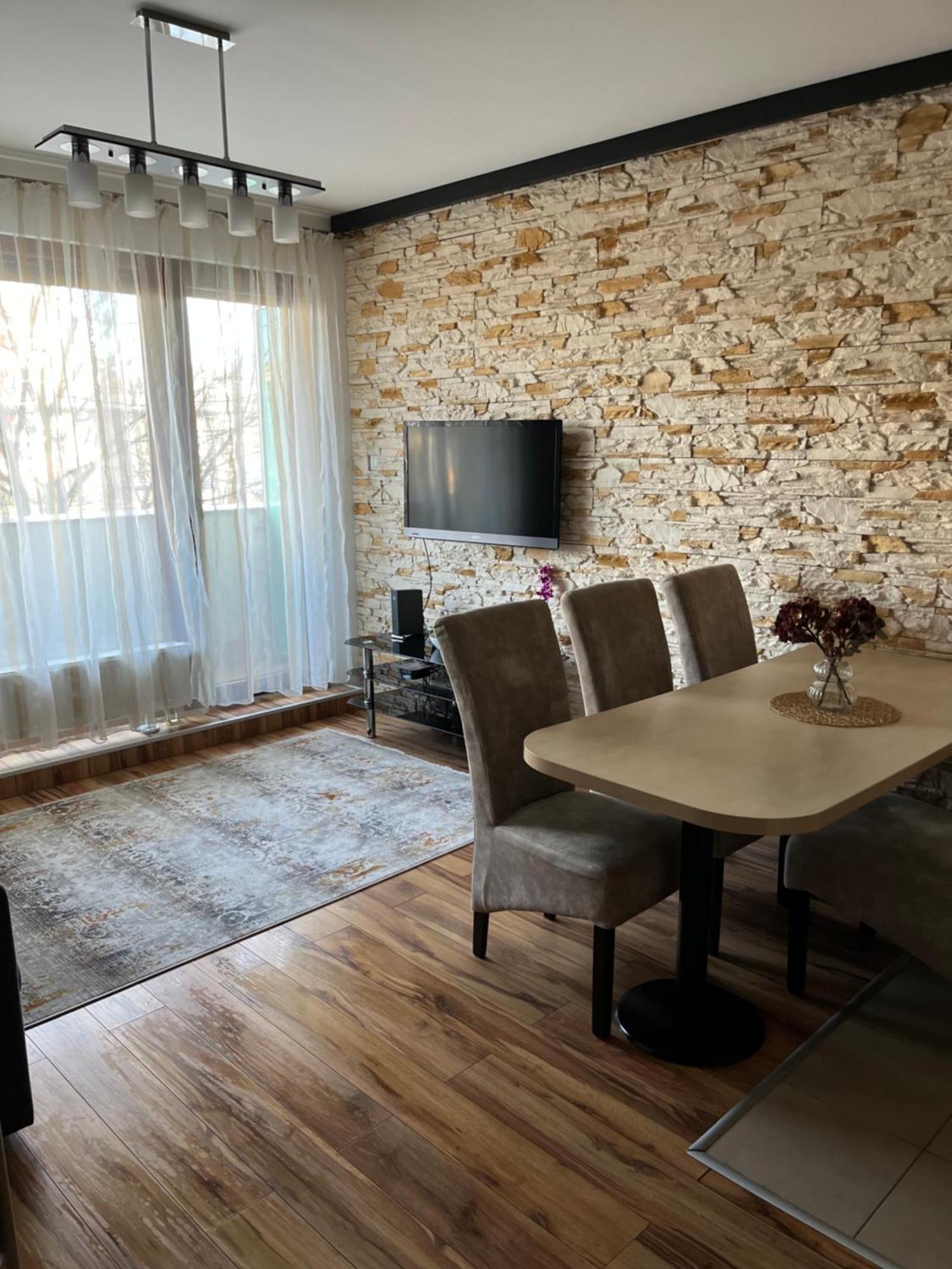 Danube Terrace With 2 Bedroom With Free Air Conditioner And Private Parking *